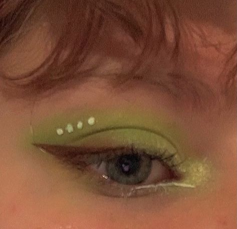 Eye Makeup Inspo Colorful, Hippies Makeup Look, Elf Make Up, Green Makeup Looks Fairy, Makeup Ideas Fairy Grunge, Fun Green Makeup Looks, Pixie Makeup Halloween, Pretty Green Eye Makeup, Green Fairy Aesthetic Costume