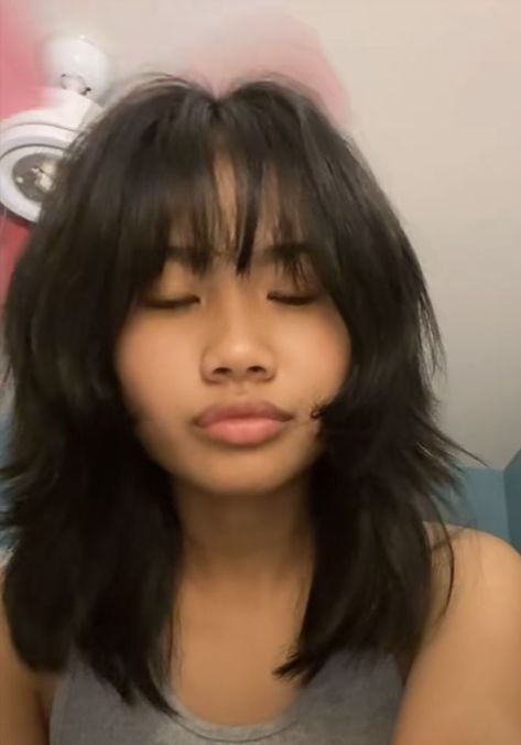 Hangodango on tiktok Wolfcut With Bangs Round Face, Round Face Straight Bangs, Curtain Bangs With Shaggy Layers, Short Layered Alt Hair, Mid Layered Haircuts Round Faces, Wolfcut Hairstyles Medium, Wolfcut Short With Bangs, Choppy Parted Bangs, Short Layered Haircuts Shoulder Length Round Face