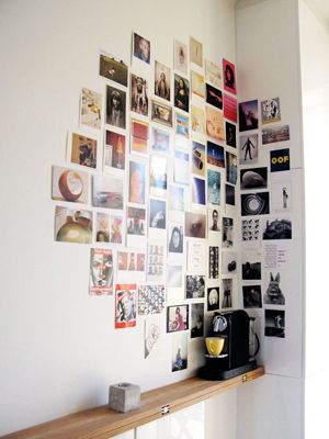 ways to make you walls look cool 4.   Yes, we're talking real printed photographs. Turn your wall into a collage way prettier than your Facebook timeline. Tape, tack, or glue your photos to the wall — affixing to a corner makes the design more interesting. Diy Wall Art, Photo Collage Diy, Postcard Display, Photowall Ideas, Photo Deco, Diy Wand, Personalized Wall Art, Decor Minimalist, Diy Photo