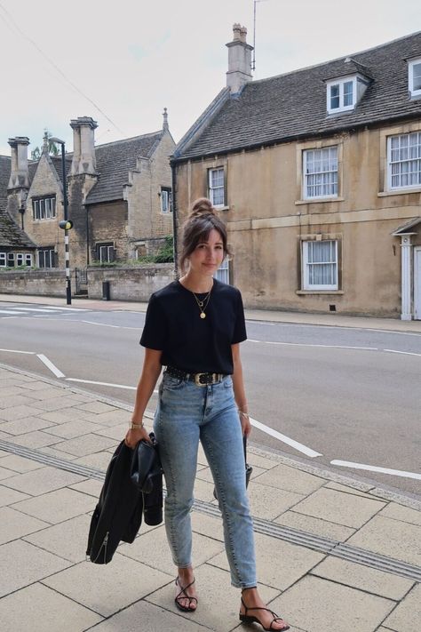 Black Shirt Outfits, Jeans Outfit Spring, Alledaagse Outfits, Moda Curvy, Looks Jeans, Populaire Outfits, Shirt Outfit Women, Mom Jeans Outfit, Look Boho
