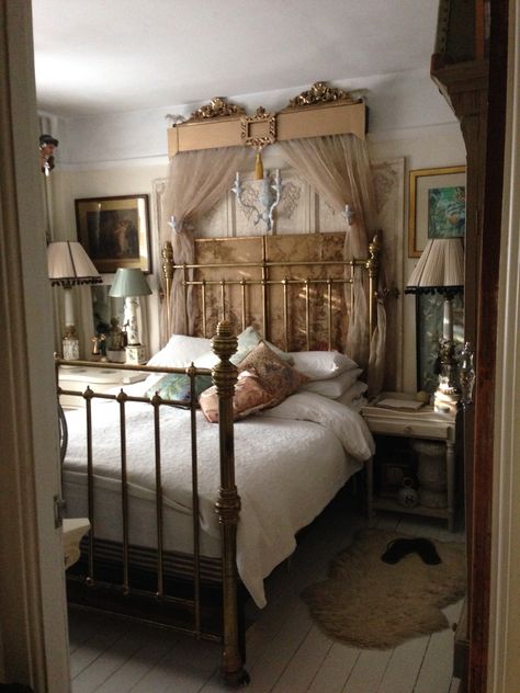 Old Time Bedroom Ideas, 1800s Bedroom Aesthetic, Vintage Bed Frames, Vintage Bedroom Ideas, Vintage Inspired Bedroom, Antique Iron Beds, Iron Beds, Cabin Bedroom, Antique Bedroom