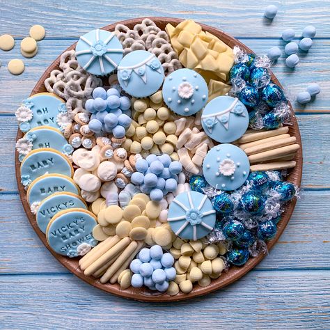 A twin baby boy baby shower sweet birthday graze platter charcuterie cheese board sweet powder blue Graze Platter, Easy Quick Christmas Desserts, Pink Party Foods, Graze Board, Charcuterie Party, Jordan Baby Shower, Baby Shower Dessert, Dessert Box, Pink Sweets