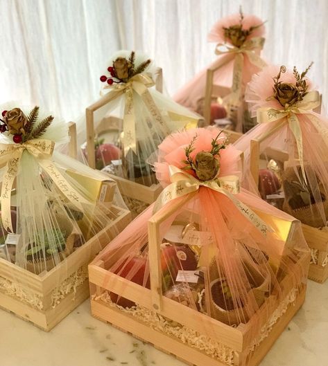 Wedding Gift Hampers, Diwali Gift Hampers, Wedding Hamper, Wedding Gift Pack, Creative Gift Wraps, Bridal Gift Wrapping Ideas, Creative Wedding Gifts, Wedding Planning Decor, Gift Wrapping Techniques