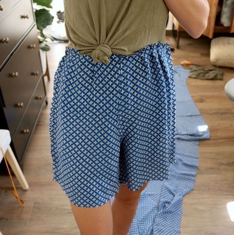 Loose Shorts Pattern, Elastic Waist Shorts Pattern, Shorts Pattern Free, Outside Of The House, Sewing Shorts, Sewing Pants, Shorts Tutorial, Shorts Pattern, Diy Shorts