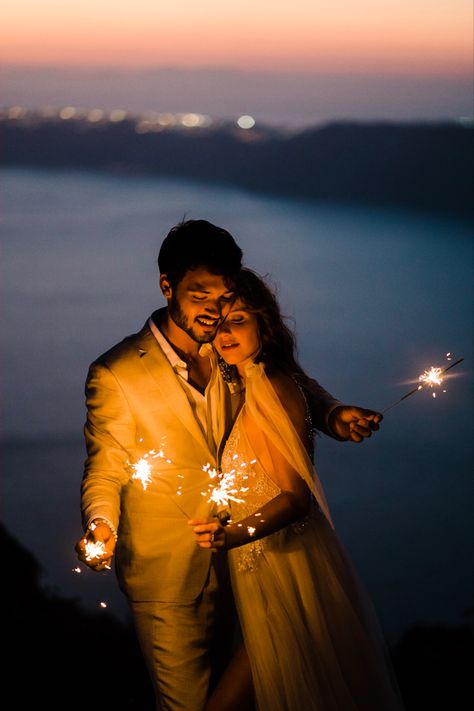 Sparkler Couple Photos, Sunset Pre Wedding Shoot, Diwali Couple Photography, Diwali Couple Poses, Diwali Couple Pics, Per Wedding Photoshoot, Night Prewedding Photography, Pre Wedding Poses Unique, Setting Thanksgiving Table