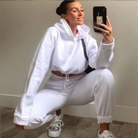 ecd62de20ea67e1c2d933d311b08178adesc53281112ri Trousers Outfit Casual, Sport Casual Outfit, Casual Lounge Wear, Crop Sweatshirt Hoodie, Trouser Outfit, Tracksuit Pants, Set Outfits, Trendy Sweaters, Suits Clothing