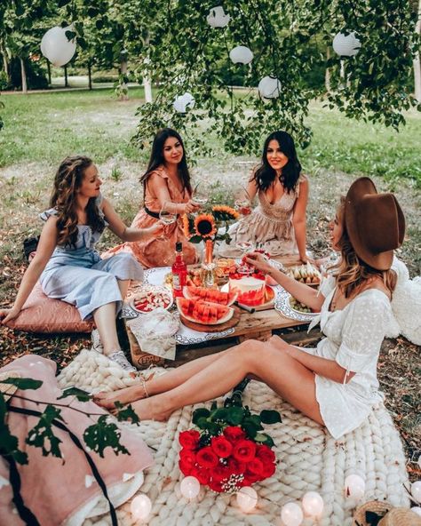 Picknick Outfits, Backyard Photography, Luxury Backyard, Picnic Photo Shoot, Picnic Pictures, Picnic Photography, Backyard Celebration, Character Face, Picnic Decorations