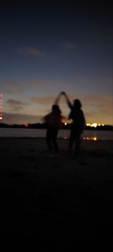 Silhouet of two people dancing on a beach. The sun is setting. Aesthetic Dancing Wallpaper, Friends Aesthetic Profile Picture, Outdoor Night Aesthetic, Happy Blurry Aesthetic, Blurry Dancing Aesthetic, Dancing In The Night Aesthetic, Blurred Vision Aesthetic, Fun Romance Aesthetic, Dancing Night Aesthetic