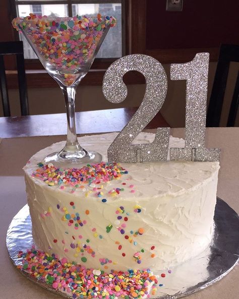 21st Birthday Cake For Girls, 21st Bday Cake, 21st Birthday Cupcakes, 21st Birthday Diy, 21 Party, 21st Birthday Girl, 21st Bday Ideas, 21st Cake, Birthday Cake For Him