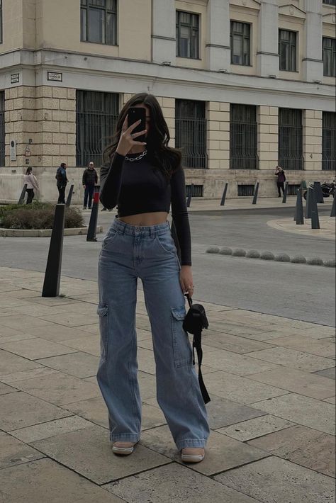 Sexy Outfit inspo Trending Cargo Pants Women, Outfits With Denim Cargo Pants, Outfit Ideas For Wide Leg Pants, Cargo Women Pants, High Waist Cargo Jeans Outfit, Pocket Pants Outfits, High Waisted Cargo Jeans, Wide Jeans Styling, Flap Pocket Cargo Pants Outfit