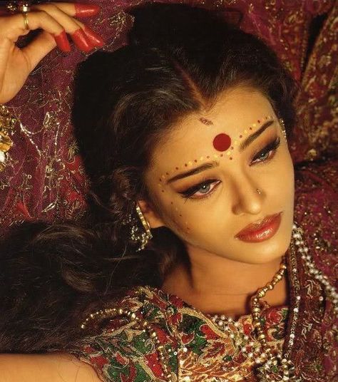 Mangalore, Desi Collage, ऐश्वर्या राय, Retro Bollywood, Textil Design, India Dress, Aishwarya Rai Bachchan, Indian Makeup, Vintage Bollywood