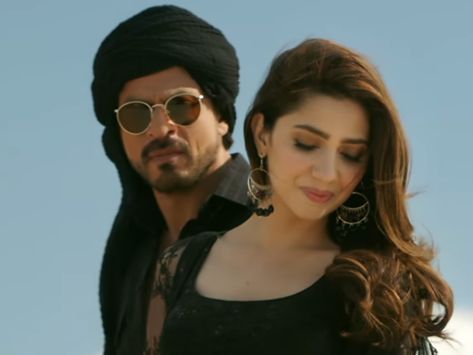 'Udi Udi', a track from 'Raees', will have SRK and Mahira dancing to the beats of Garba. Zaalima Song, Raees Srk, Shahrukh Khan Raees, Music Space, Srk Movies, Pakistani Artist, Latest Hindi Movies, Latest Bollywood Movies, Arijit Singh