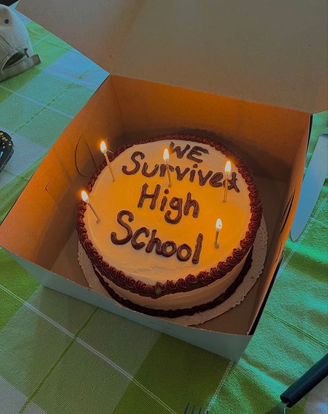 Graduating Astetic, Senior Cakes Graduation, Graduation Highschool Aesthetic, We Survived High School Cake, Grad Party Cake Aesthetic, Year 12 Graduation, Nigerian Graduation Pictures, Cakes For Graduation High School, Grad Cakes Funny