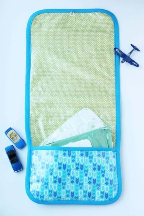DIY changing pad and diaper clutch for BOYS - see kate sew Changing Pad Diy, Changing Mat Pattern, Diy Changing Pad, Baby Gifts Diy, Clutch Diy, Travel Changing Pad, Clutch Tutorial, Baby Diy Projects, Change Mat