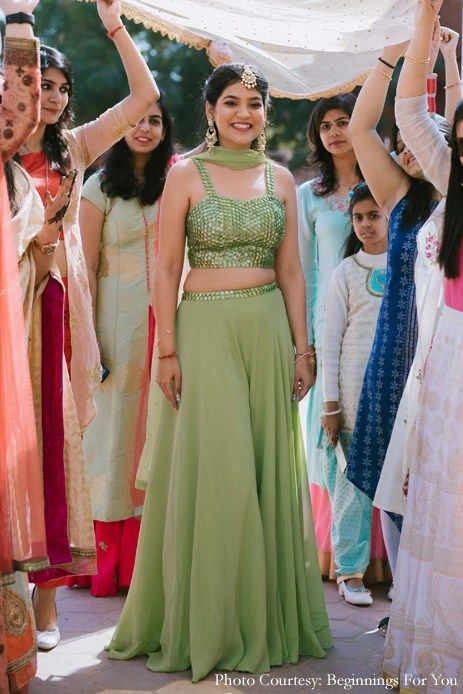 Simple Mehendi Looks For Bride, Green Plazo Outfit, Green Saree For Mehendi Function, Dress For Mehndi Function Brides, Mehandi Ceremony Outfit For Bride Indian, Mehndi Outfits For Sister, Mehndi Dress Designs For Girls, Mahendi Dress For Bride, Mahendi Dress Mehndi Outfit