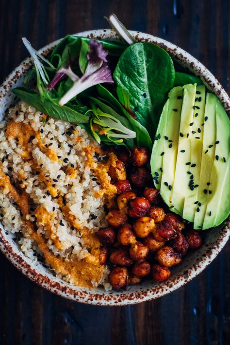 Sandwich Vegetarian, Fluffy Quinoa, Vegetarian Bowls, Buddha Bowls Recipe, Vegan Buddha Bowl, Pasti Sani, Spiced Chickpeas, Vegan Recipes Beginner, Idee Pasto