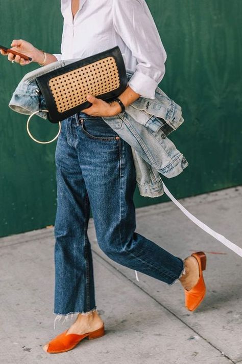 Style Désinvolte Chic, White Shirt And Jeans, Style Casual Chic, Style Parisienne, Looks Jeans, Shirt And Jeans, Walking Down The Street, 2000 Fashion, Paris Mode