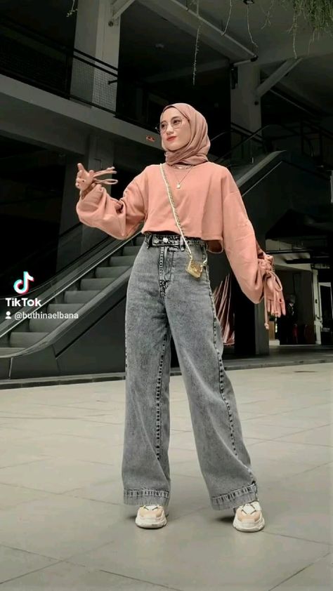 Celana Jins Wanita, Cropped Hoodie Outfit, Fesyen Korea, Pakaian Crop Top, Cropped Outfits, Ootd Hijab Casual, Outfit Hijab Casual, Outfit Korean Style, Hijab Look