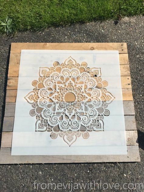 Create a Beautiful Wall Art from Pallets and Mandala Stencil - From Evija with Love Mandala On Wood, Diy Pallet Wall Art, Mandala Wall Stencil, Diy Pallet Wall, Stencil Wall Art, Pallet Wall Art, Wood Art Projects, Mandala Stencils, Metal Tree Wall Art