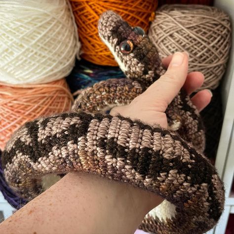 Weird Crochet Patterns, Ball Python Snake, Crochet Creatures, Crochet Mignon, Python Snake, Mode Crochet, Crochet Design Pattern, Snake Pattern, Ball Python