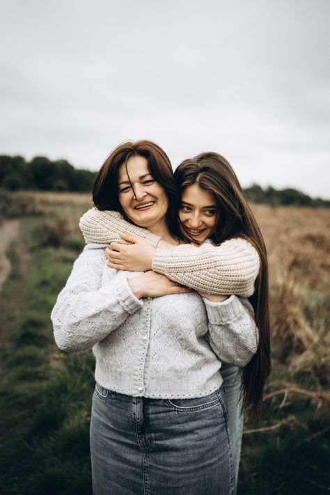 Mother Daughter Outside Photo Shoot, Picture Ideas Mom And Daughter, Photo Ideas With Mom And Daughters, Mother Daughter Pics Ideas, Photos With Mom And Daughter, Photoshoot Ideas Mother Daughter, Mother 2 Daughter Photoshoot, Pose For Mother And Daughter, Older Mother And Daughter Photos