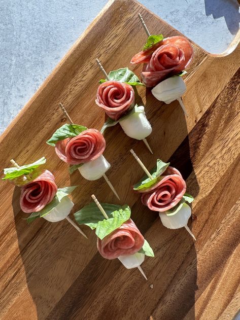 Salami Roses Fairy Party Food Savory, Elegant Brunch Food Ideas, Hen Do Lunch Ideas, Snacks For Engagement Party, Tea Party Entrees, Flower Shaped Snacks, Pink Party Food Savoury, Rose Food Ideas, Rose Themed Party Food