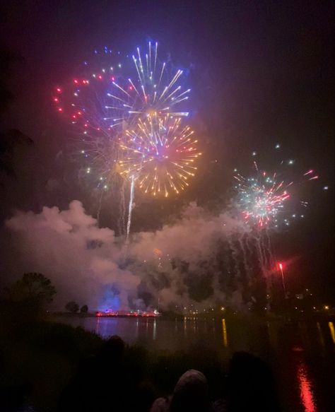 July Birthday Aesthetic, Watching Fireworks Aesthetic, 4th Of July Party Aesthetic, July Aesthetic Month, Fire Works Aesthetic, New Year Pfp, Fourth Of July Aesthetic, Coming Of Age Aesthetic, 4th Of July Aesthetic