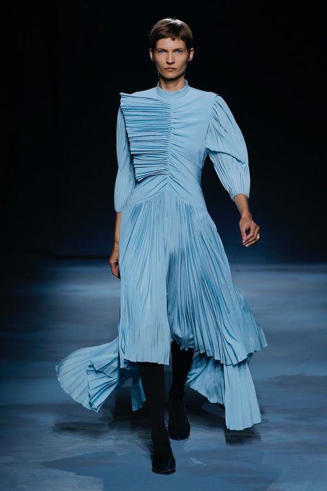 John Galliano, Couture, Pleated Dress Runway, Pleats Fashion, Givenchy Couture, Plisse Dress, Julien Macdonald, Layered Fashion, Spring Fashion Trends