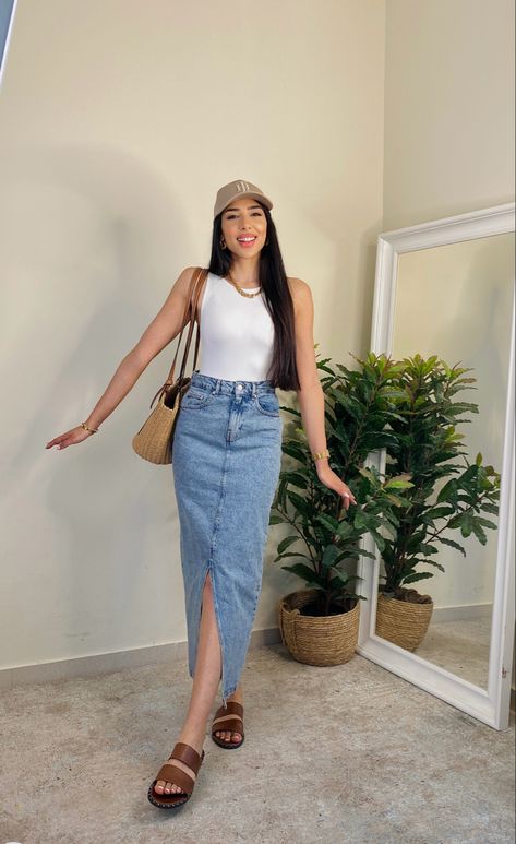 Long Denim Skirt Outfit Casual, Black Denim Midi Skirt Outfit Summer, Midi Jean Skirt Outfits Street Styles, Pencil Skirt Outfits Casual Summer, Cute Long Skirt Outfits For Summer, How To Style Midi Denim Skirt, How To Style Denim Midi Skirt, Denim Skirt Look, Midi Denim Skirt Outfits