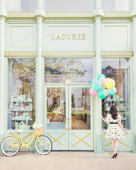 Ladurée Macaron shop in Paris, France Café Interior, Bakery Interior, Laduree Paris, Springtime In Paris, Gray Malin, Cafe Interior Design, Window Shopping, Shop Interior Design, Shop Window