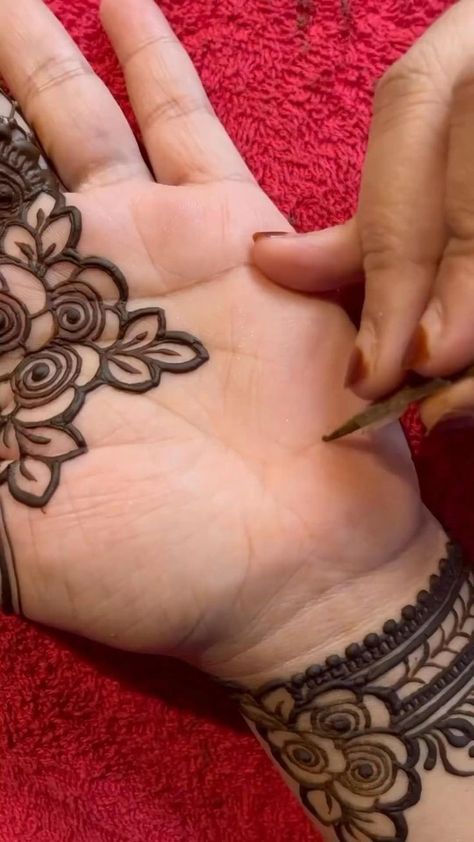 Latest Mehndi Designs Hands, Beautiful Simple Mehndi Design, Moms And Daughters, Mehndi Designs Bridal Hands, Very Simple Mehndi Designs, Simple Mehndi Designs Fingers, Mehndi Designs For Kids, Rose Mehndi Designs, Beginner Henna Designs