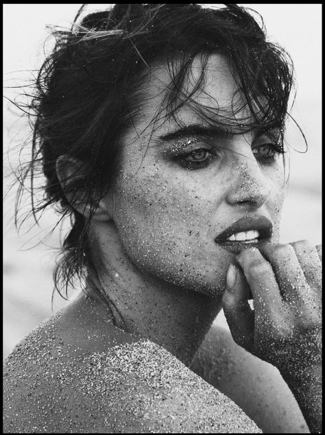 Los Angeles, Sand Portrait Photography, Peter Lindbergh Beach, Black Sand Beach Photoshoot, Moody Beach Photoshoot, Black And White Beach Photos, Sand Photoshoot, Dark Fashion Photography, Beaches Film