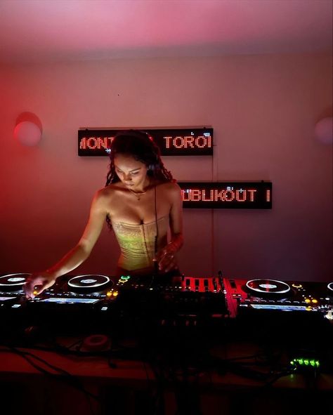 Dj Board Aesthetic, Dj Woman Aesthetic, Dj Decks Aesthetic, Techno Dj Aesthetic, Music Industry Job Aesthetic, Dj Vision Board, Dj Girl Aesthetic, Bailar Aesthetic, Dj Aesthetic Girl