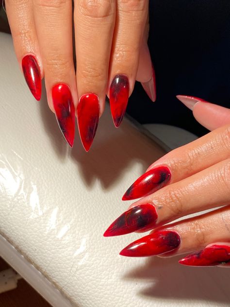 Sharp stiletto red black marble nails almond fin Halloween ideas for nails hallowen Black And Red Nails Stiletto, Black And Red Marble Nails, Red And Black Marble Nails, Red Marble Nails, Black Marble Nails, Everyday Nails, Red And Gold Nails, Black Stiletto Nails, Sharp Nails