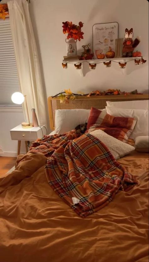 Fall Decorations Bedroom Aesthetic, Cozy Fall Aesthetic Bedroom Autumn, Autumn Bedroom Cozy, Autumn Aesthetic Interior Design, Comfy Fall Bedroom, October Bedroom Aesthetic, Simple Halloween Bedroom Decor, Cozy Fall Halloween Decor, Thanksgiving Decorations Bedroom