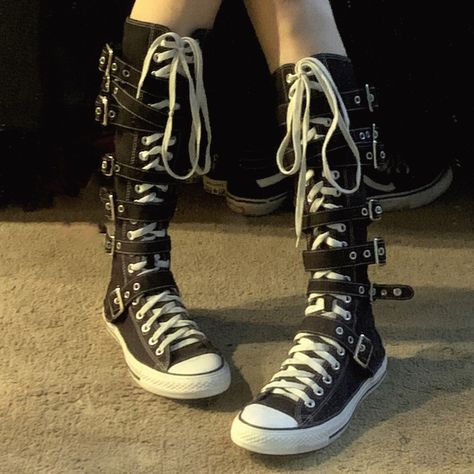 Knee High Converse With Straps, Knee High Converse Emo, Knee High Converse Scene, Punk Converse, Emo Shoes, Scene Shoes, Knee High Converse, Bottom Of Shoe, Estilo Punk Rock