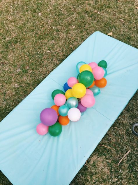 MAKE A BALLOON CENTERPIECE Balloon Table Decorations, Balloon Centerpieces Diy, Party Centerpieces Diy, Balloon Table Centerpieces, Cheap Centerpieces, Balloon Centerpiece, Deco Ballon, Table Centerpieces Diy, Party Table Centerpieces