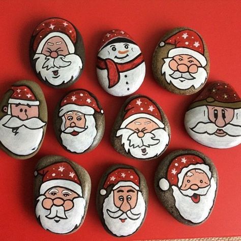 Stone painting for Christmas - artistic DIY ideas and tips for a festive winter decoration | My desired home Diy Christmas Paintings, Outdoor Christmas Tree Decorations, Outdoor Christmas Tree, Painted Rocks Kids, Christmas Rock, Dollar Store Christmas, Painted Rocks Diy, Rock Painting Ideas Easy, Rock Painting Patterns