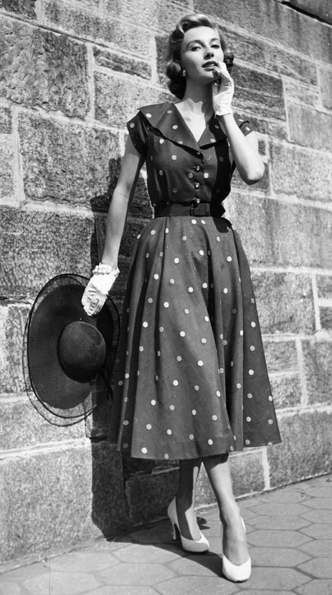 1950s Fashion Photos and Trends - Fashion Trends From The 50s #FashionTrendsDresses 1950s Dresses, 60s Fashion Trends, Istoria Modei, Jacques Fath, Mode Retro, Model Citizen, Fashion 50s, Dresses 1950s, Club Fashion