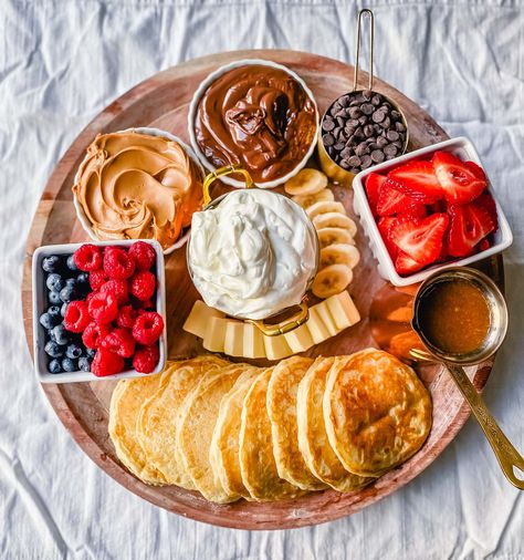 Pancakes For A Party, Pancakes Charcuterie Board, Pancake Table Setup, Pancake Breakfast Board, Crepe Charcuterie Board, Pancake Charcuterie Board Ideas, Pancake Board Ideas, Waffle Board Ideas, Sweet Platter Ideas