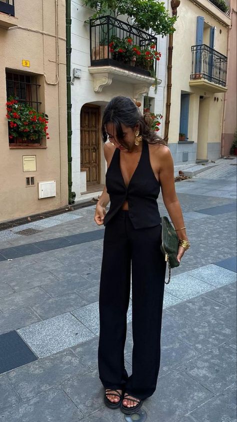 Glam Romantic Style, 1st Date Outfit Dinner, Elegant Street Style Classy, Outfit Inspo 25 Year Old, European Summer Outfits Shoes, December In Spain Outfits, Guadalajara Outfits Fall, Hot Weather Going Out Outfits, Nyc Outfits Night Out