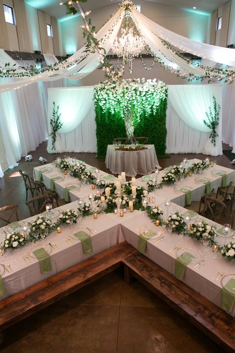 Green White And Gold Outdoor Wedding, Rustic Emerald Green Wedding Theme, Diy Emerald Green Centerpieces, Green Wedding Decorations Centerpieces, Green White And Gold Wedding Theme, Green Gold And White Wedding Theme, Emerald And White Wedding Theme, Emerald Green Wedding Theme Decor Receptions, Wedding Decorations Green And Gold