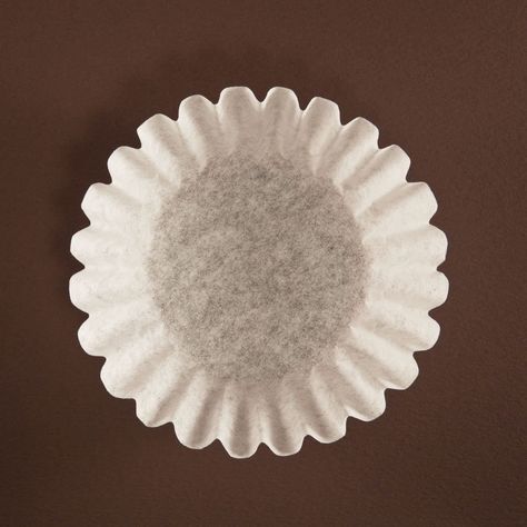 Coffee Filter Uses, Cleaning Cast Iron Skillet, Cast Iron Cleaning, Coffee Ideas, Diy Planter Box, How To Clean Mirrors, Filter Coffee, Coffee Filters, Pantry Items
