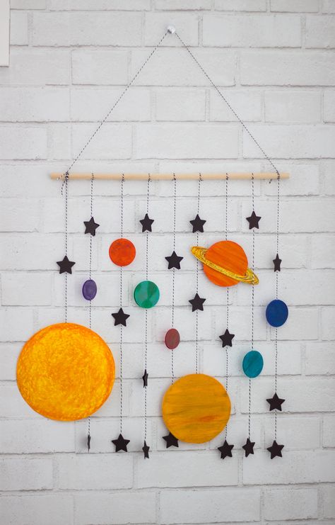 Make your boys room space themed with this cute DIY space mobile craft--takes less than an hour, is inexpensive, and is super fun to make! Kunst For Barn, Diy Wallart, Decoration Creche, Space Mobile, Space Crafts For Kids, Solar System Projects, Mobile Craft, Sistem Solar, Planets And Stars