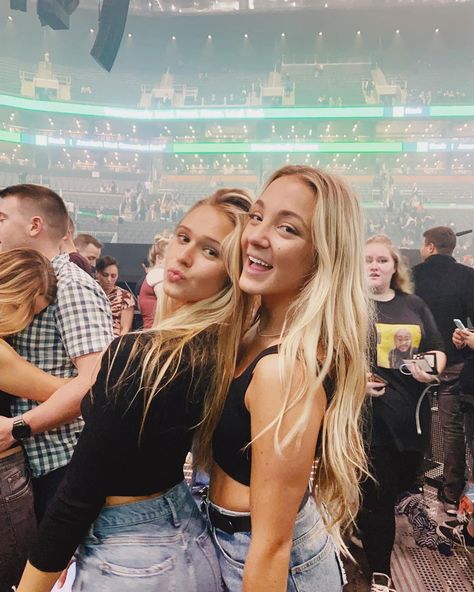 Emma MacDonald on Instagram: “it’s true blondes have sm fun” Emma Macdonald, Friendship Photoshoot, Best Friend Photography, Concert Aesthetic, Fotos Goals, Bff Photoshoot Poses, Best Friend Photos, Pic Pose, Insta Pictures