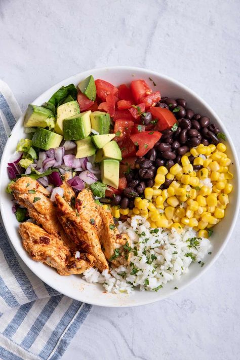 Chicken Burrito Protein Bowl {Chipotle Inspired Recipe} - FeelGoodFoodie Protein Bowl, Chicken Bowl Recipe, Resep Salad, Healthy Bowls Recipes, Healthy High Protein Meals, Chicken Burrito, Resep Diet, Healthy Food Inspiration, Healthy Food Dishes