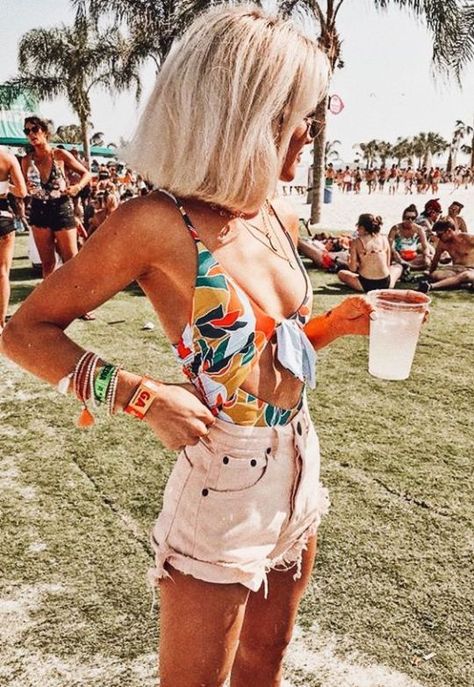 This is one of the cute vacation outfits that we love. #ootd #swimsuit #denimshorts #summerstyle Colorful Bathing Suit, Cute Vacation Outfits, Fest Outfits, Summer Festival Outfit, Look Festival, Music Festival Outfits, Coachella Outfit, Look Boho, Trendy Swimwear