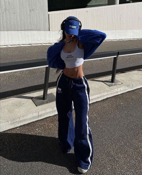 2010 Skater Aesthetic, Hip Hop Outfits For Women Street Styles, 90s Fashion Streetwear, 90s Hip Hop Fashion Women, Funky Summer Outfits, 90s Outfit Aesthetic, Streetwear Women Outfits, Street Wear Women, Y2k Summer Fashion