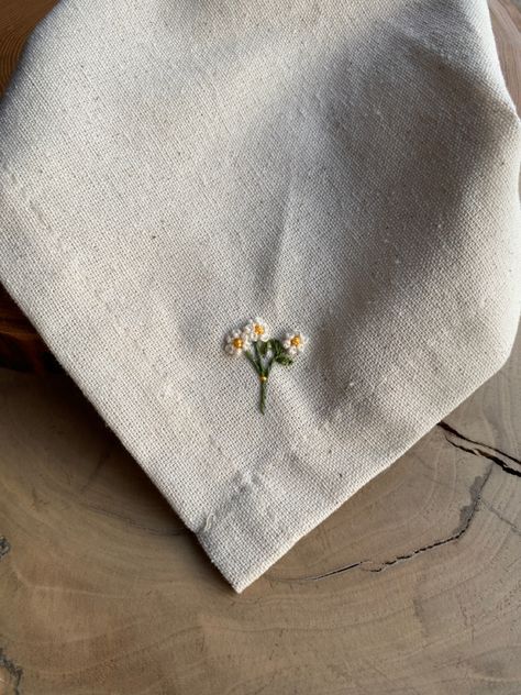 Cloth Napkins Embroidery, Embroidered Linen Fabric, Napkins With Embroidery, Wedding Napkin Embroidery, Linen Napkin Embroidery, Linen Napkins Embroidery, Embroider Napkins Diy, Cloth Napkin Embroidery, Cute Napkins