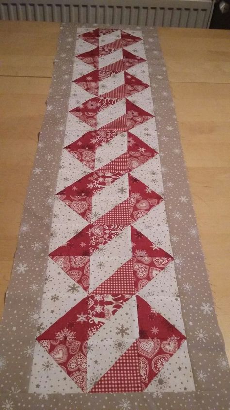 Christmas Table Runner Pattern, Quilted Table Runners Christmas, Projek Menjahit, Christmas Patchwork, Patchwork Table Runner, Quilted Table Runners Patterns, Half Square Triangle Quilts, Quilted Table Toppers, Quilt Border